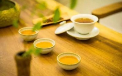 且将新火试新茶 诗酒趁年华 表达什么意思？