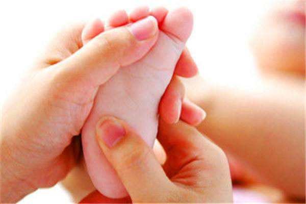 印度弃婴在小狗的依偎中存活,它们是如何照顾人类幼崽的?