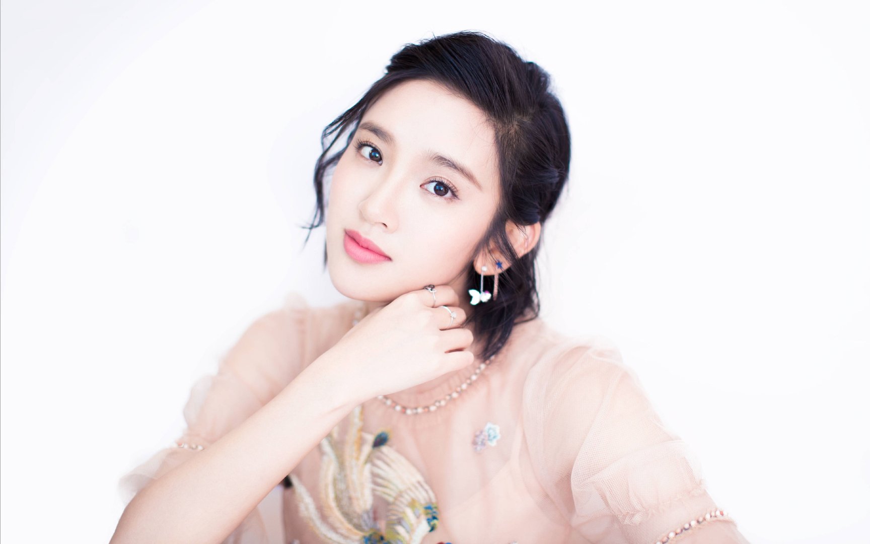 唐艺昕一家三口出行被拍,张若昀抱孩子姿势熟练夫妻挽手好亲密,你怎么看?