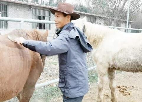 男子独自一人骑马从新疆伊犁回福建老家，是什么让他坚持到现在的？