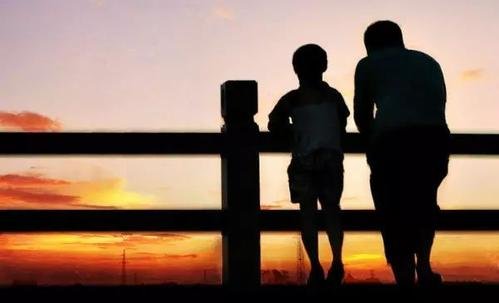 爸爸为儿子庆生送上巨大奥特曼，父亲该如何维护和孩子的关系？