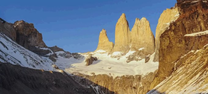 微信启动界面中是哪个人站在哪个星球上?