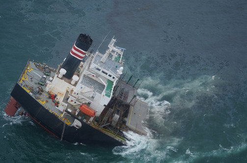 据报道，200米长货船在日本近海触礁，这起事故造成了多大的损失？