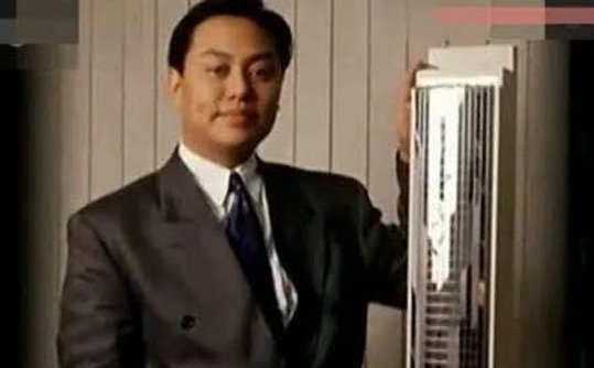 27岁身价超10亿，曾50万一月包养袁咏仪，破产后猝死街头，他是谁？