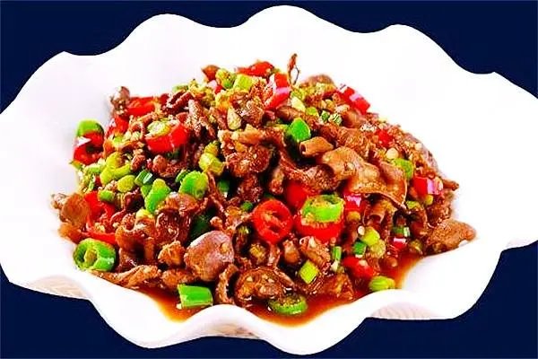 长沙一男子吃湘菜太辣打喷嚏要求餐馆免单，客人的要求合理吗？