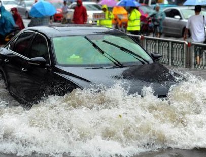 印度马路惊现大水坑，瞬间将一辆汽车“生吞”，保险公司对此会赔偿吗？