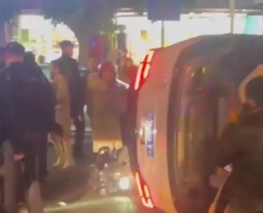 重庆越野车被撞侧翻,女子大喊救人瞬间三四十人抬车,当时的情况有多危急?