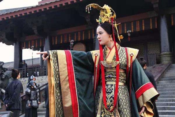 历史上的秦宣太后既是陪嫁滕女，她是谁的陪嫁?