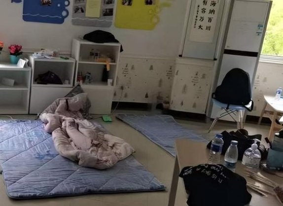 上海17名防疫保安被骗桥下过夜,他们是被怎么骗的?