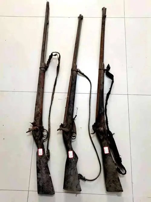 湖北一男子收拾父亲遗物时发现长枪，这个枪到底是从哪里来的？