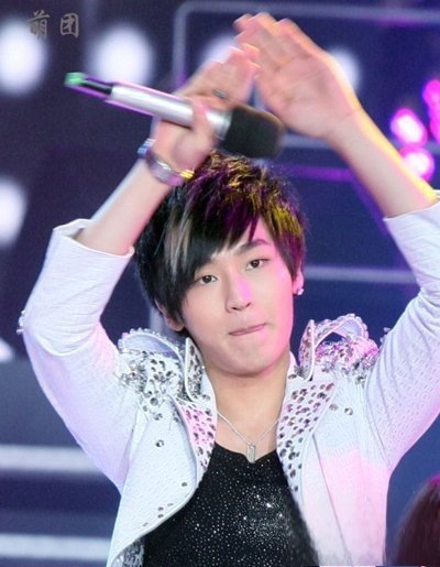 歌手李炜个人资料简介 和夏航燕的暧昧照