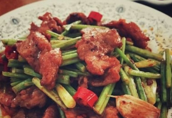 黄牛餐厅代排队月入2万，黄牛餐厅火爆的原因是啥？