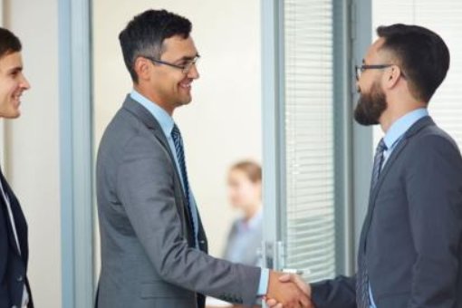 初次见面 请多关照 怎样回答？？？