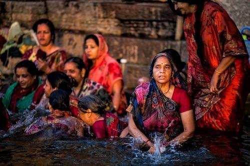 相信河水能洗清病毒，数万印度人跳进恒河沐浴，这个场面有多“吓人”?