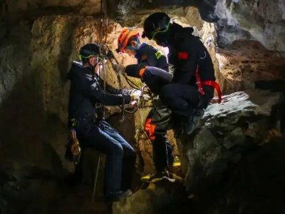 离谱！多人洞穴探险后肺部感染险丧命，这件事给予我们哪些警示？