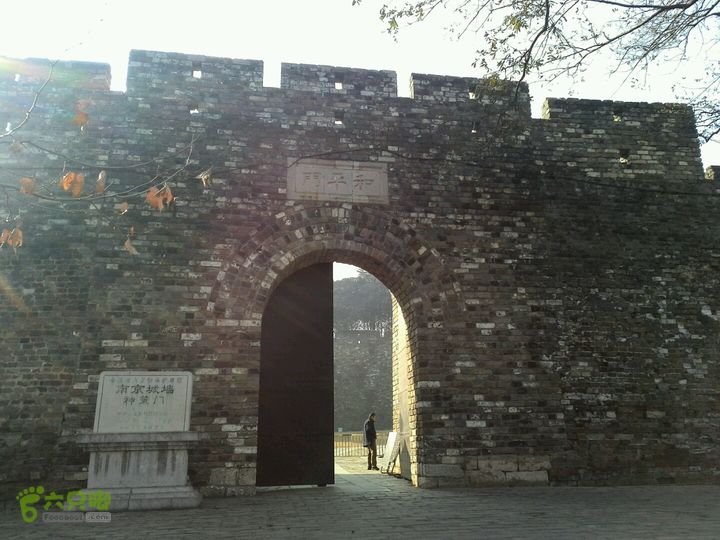 游客为讨彩头不顾劝阻爬城墙，你如何看待游客的这种做法？