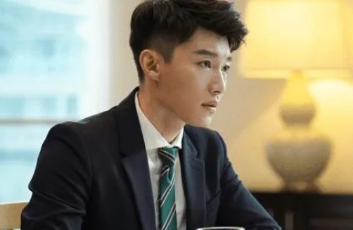 《叛逆者》左秋明的真实身份是什么？