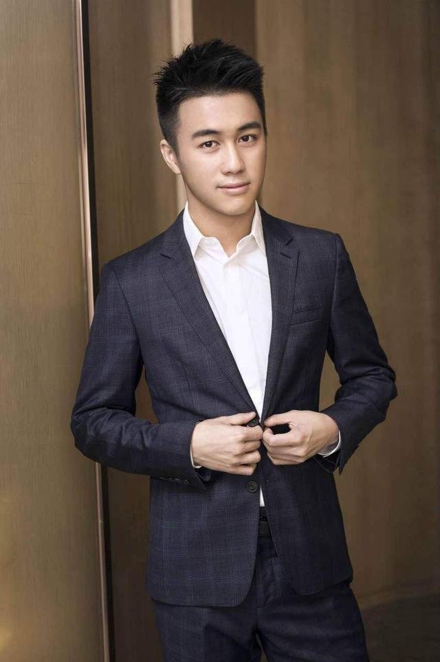 何猷君独自带儿子逛街，曾参加过《最强大脑》的他智商到底有多高？