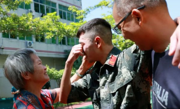武警训转身看到家人后泪崩,举办此次活动的目的是什么?