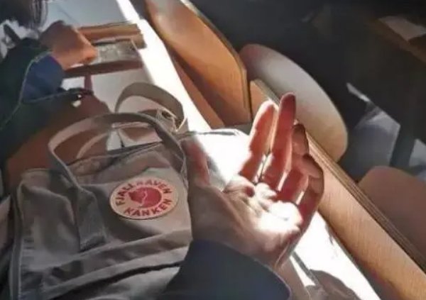 武汉一高校对违约用电行为供认不讳,该校负责人应该受到哪些处分?