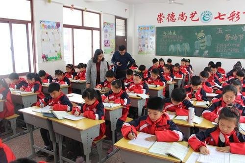 如何看待一中学请优秀学生吃牛排的行为，这对其他学生来说公平吗?