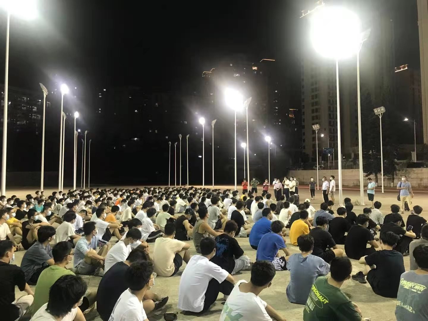 浙江2200余名师生深夜转运，只有1名学生确诊，为何搞如此大阵仗？