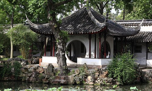 颐和园、拙政园、狮子林、留园的所在地点、建成年代、特点是什么？拜托各位了！