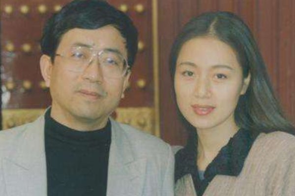 文坛精英余秋雨，为何陈丹青提到他时却嗤之以鼻？