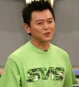 张帝做客综艺大哥大演唱《毛毛歌》时台下有个男嘉宾是谁，见下面图片