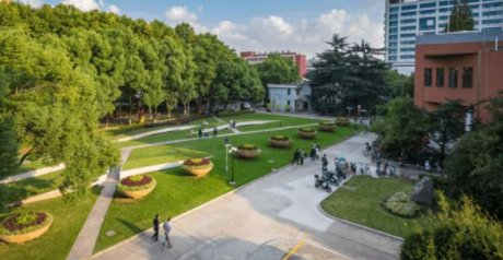 江苏一高校学生非法扣留院长30余小时,此事背后到底有何隐情?