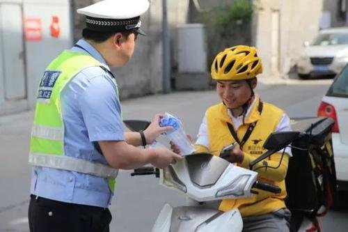 辽宁外卖小哥回应大火中救出同行，他当时为何能够不顾自己而舍身救人？