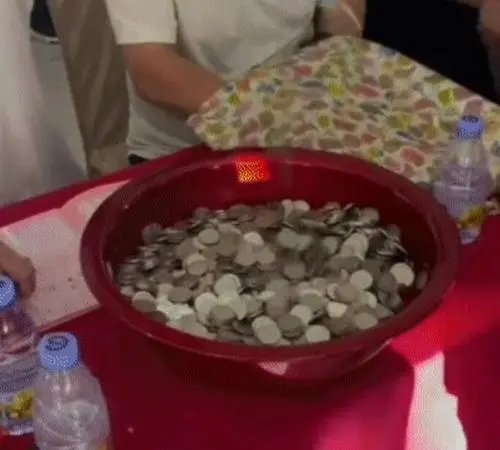 朋友结婚,河北一男子随3000枚硬币装满一盆,现场亲朋有何反应?