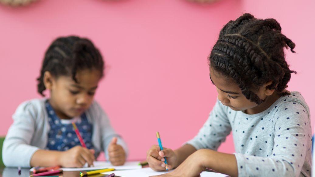 男孩被妈妈发现偷玩具后被带到派出所自首,民警是怎样对其教育的?