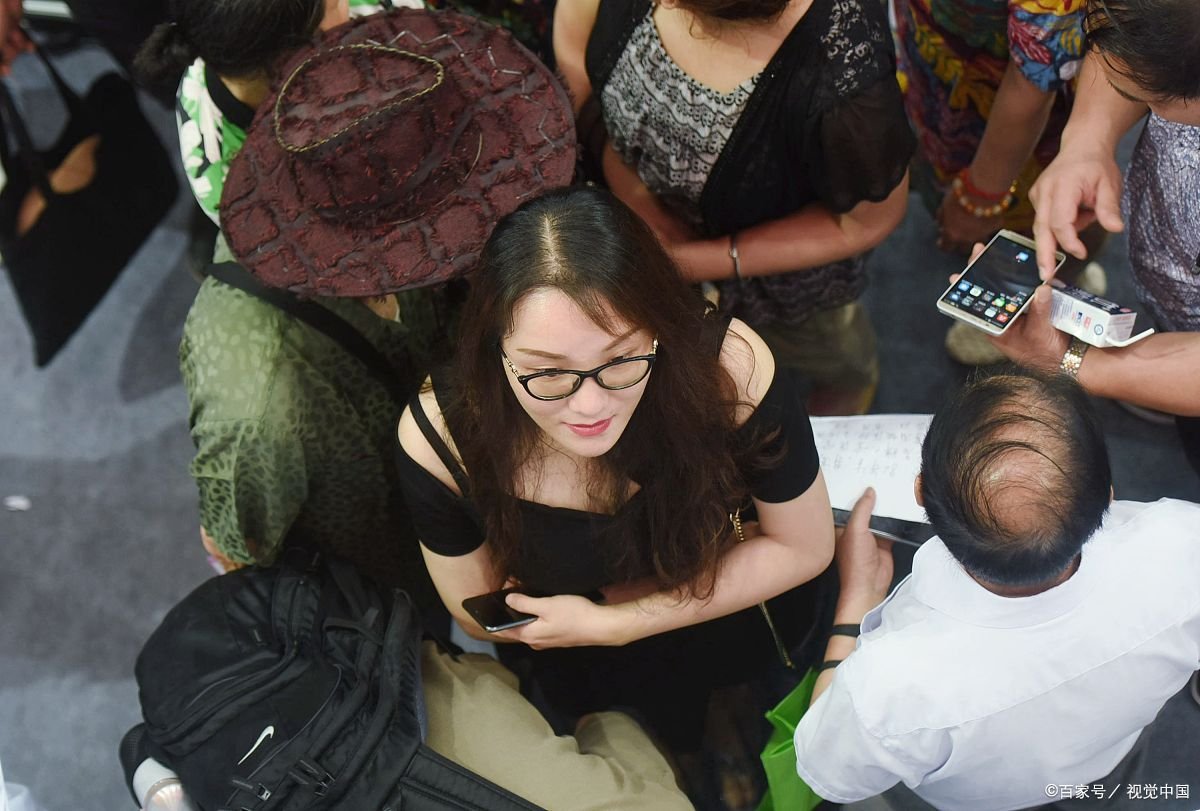 一对男女在餐馆相亲逃单，都称以为对方请客，如何看待该事件？