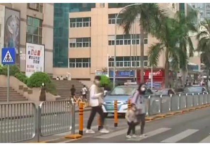 外卖员逆行被交警连人带车拽倒，外卖员受伤了吗？