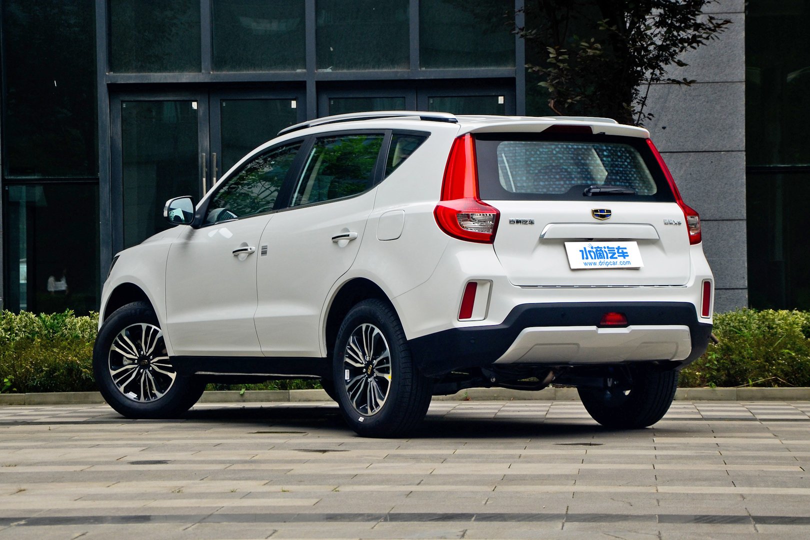 两女子坐后备箱兜风拍视频被举报，这种行为存在什么隐患？