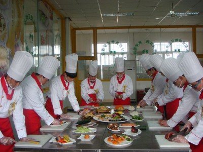 烹饪学校一年学费是多少啊？