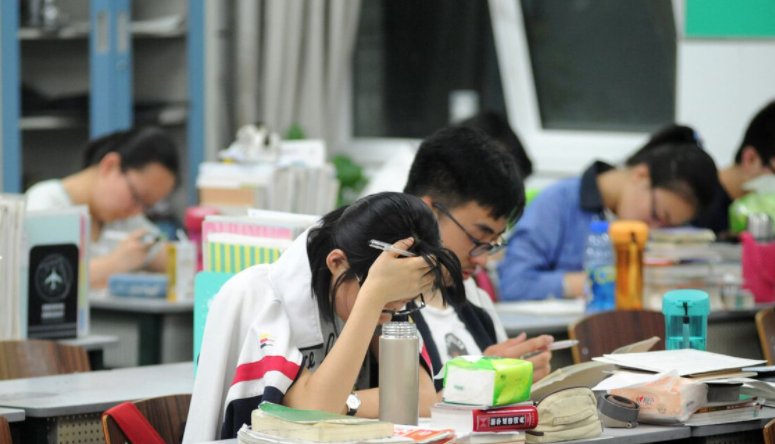 人大代表建议将高中生22点就寝写入未成年人保护法，你怎么看？