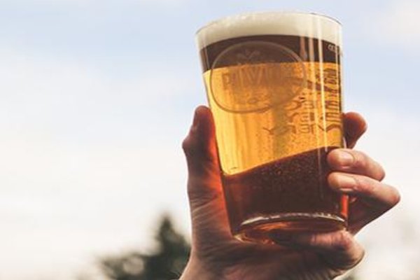 这么晚了,妈妈和阿姨还在喝酒!都给喝多了。。。我该怎么办?