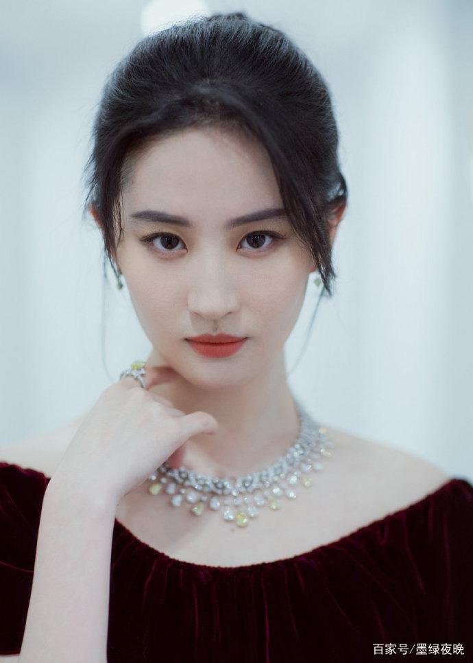 秦岚说作为女艺人需自律，这是为什么？