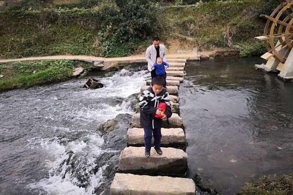 家乡有一句紧走搭石慢过桥的俗语搭石原本就是天然石块踩上去难免会活动走得快