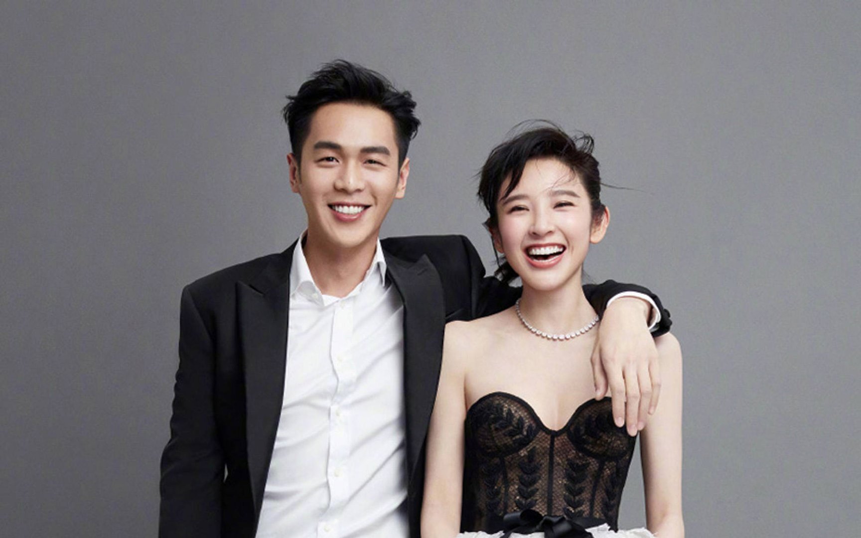 唐艺昕一家三口出行被拍,张若昀抱孩子姿势熟练夫妻挽手好亲密,你怎么看?