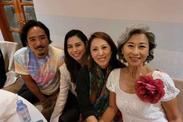 叶倩文与4位港姐聚会，大方展示满头白发，她的状态是怎样的？