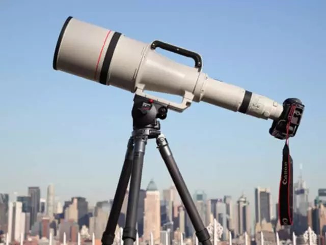 微信启动界面中是哪个人站在哪个星球上?