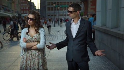 男朋友不懂得关心人，女朋友应该怎么办？