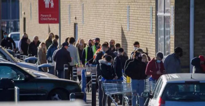 德国中产家庭排队7小时领救济粮，这个场面是什么原因导致的？