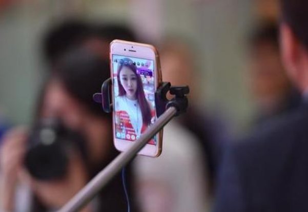 男子沉迷斗鱼直播，输掉140万购房款，你如何看待此事？