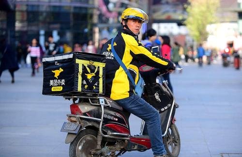 外卖小哥劝回逃逸的肇事司机，小哥的举动是否值得我们学习？