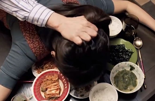 亲切的金子吃饭时在桌子在做什么?