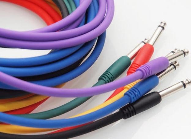 音响上的这几根线，怎么连接？